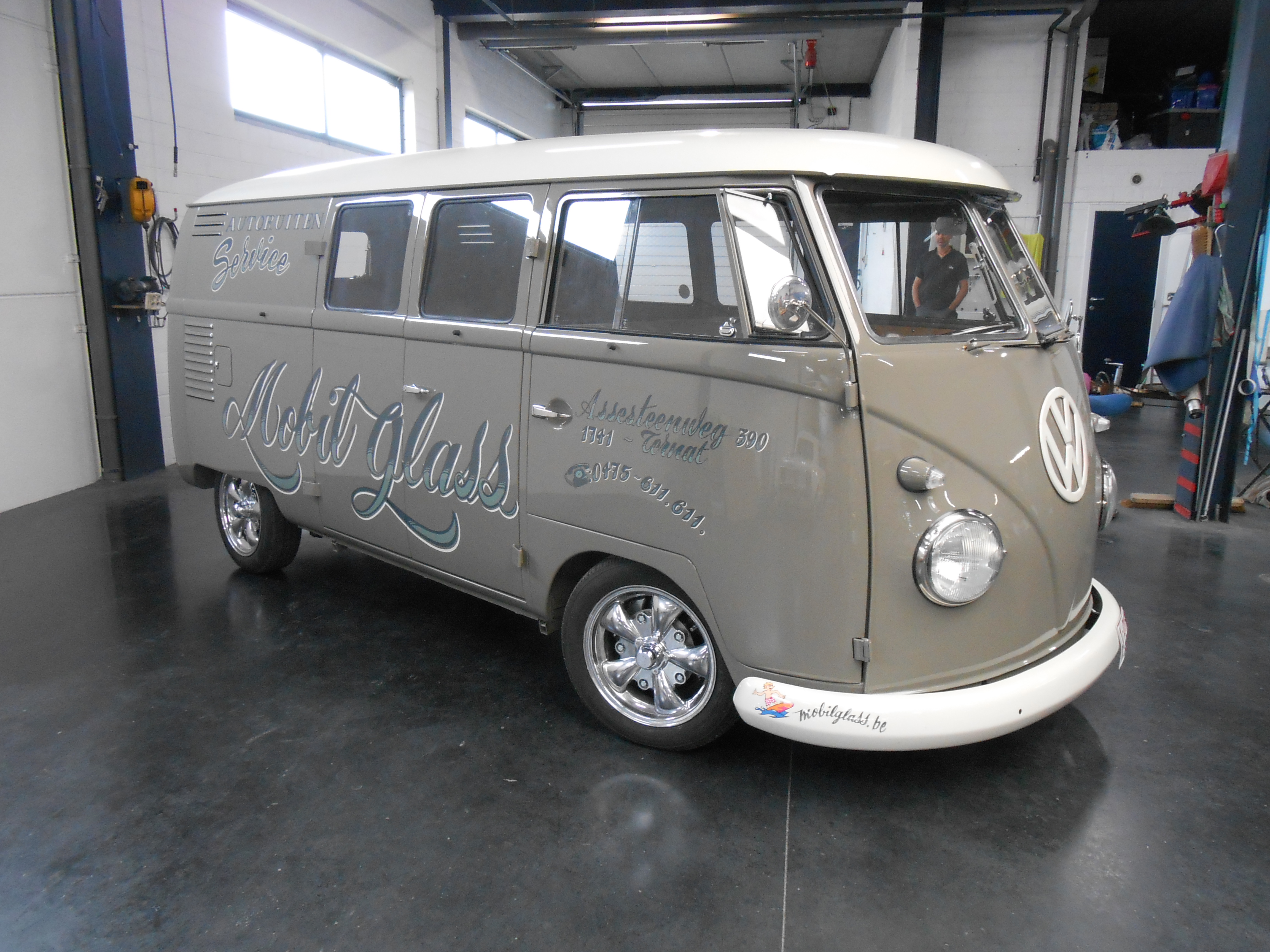 Lettrage publicitaire sur un VW T1. Mobil Glass à Ternat