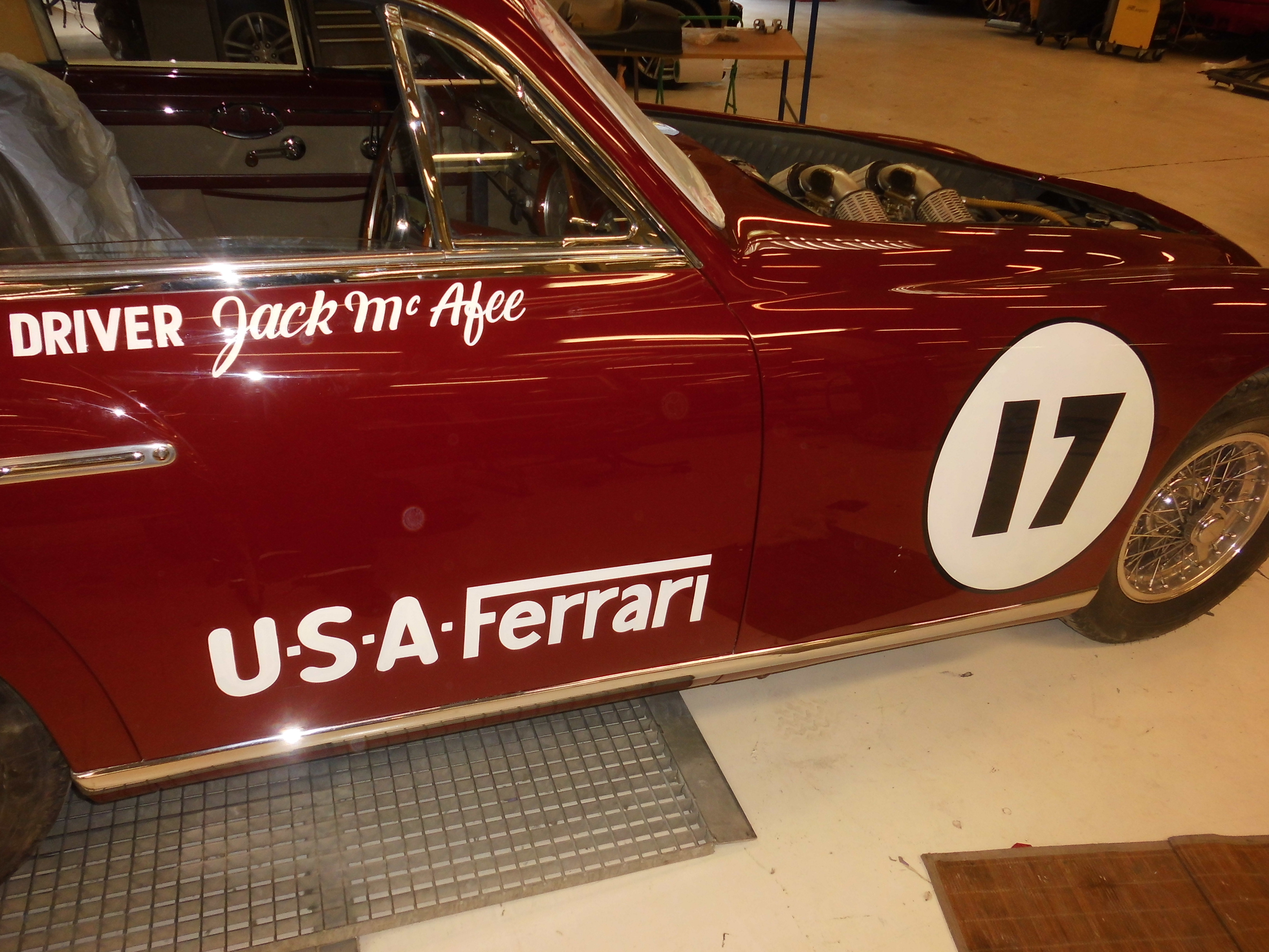 Restauration des numéros et lettrage à l'identique de l'originale sur une Ferrari de collection