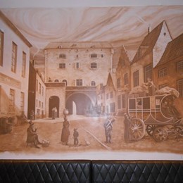 Création et réalisation d,une fresque murale (4 x 3 m), représentant la porte d’Hal vers 1750, sur les murs d’une brasserie. (montage d’après plusieurs gravures). Le Waterloo à Saint-Gilles