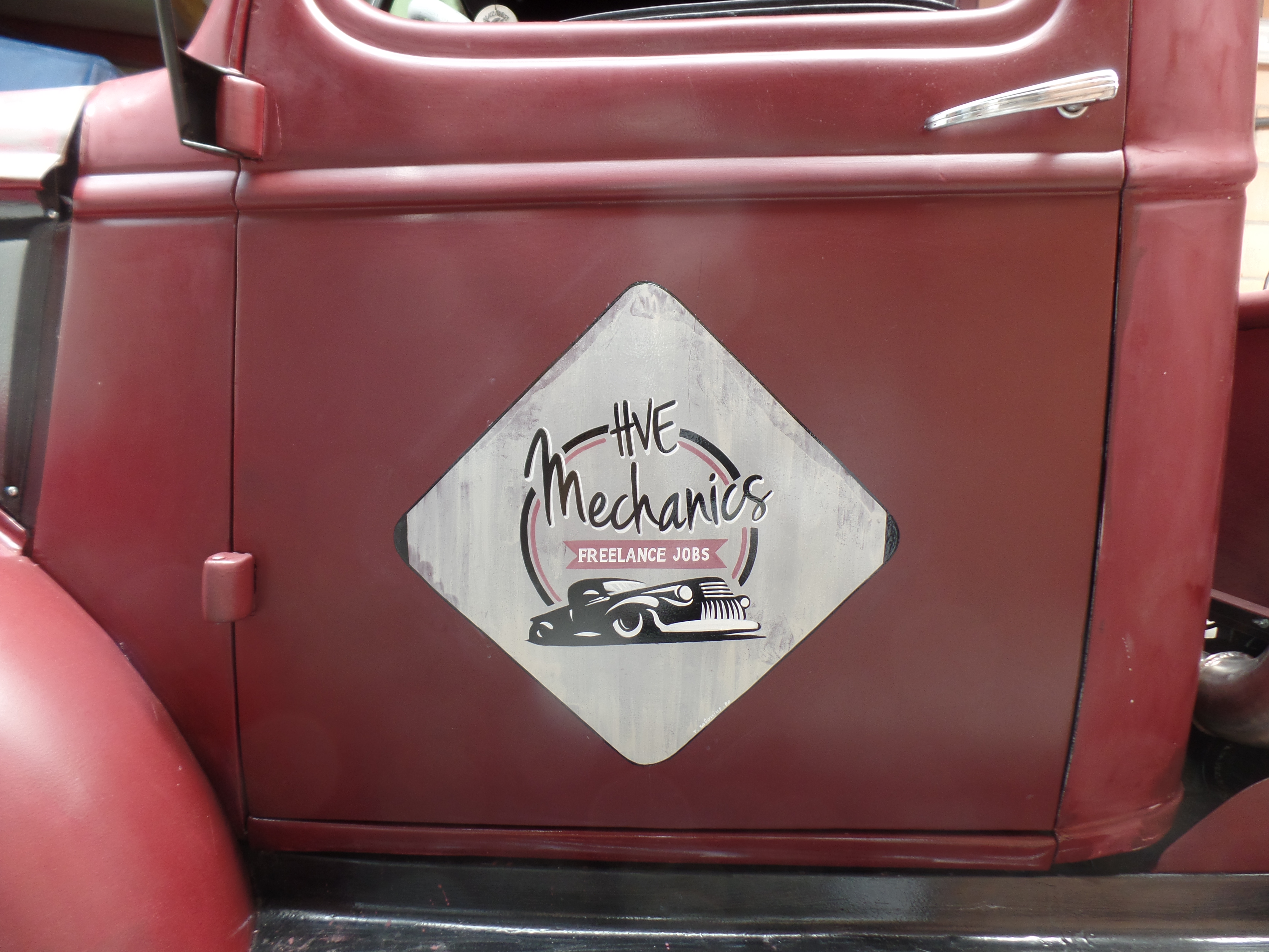 Reproduction du logo de la firme, patiné et vieilli pour ce Chevrolet des années 40. HVE Mécanics