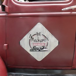 Reproduction du logo de la firme, patiné et vieilli pour ce Chevrolet des années 40. HVE Mécanics