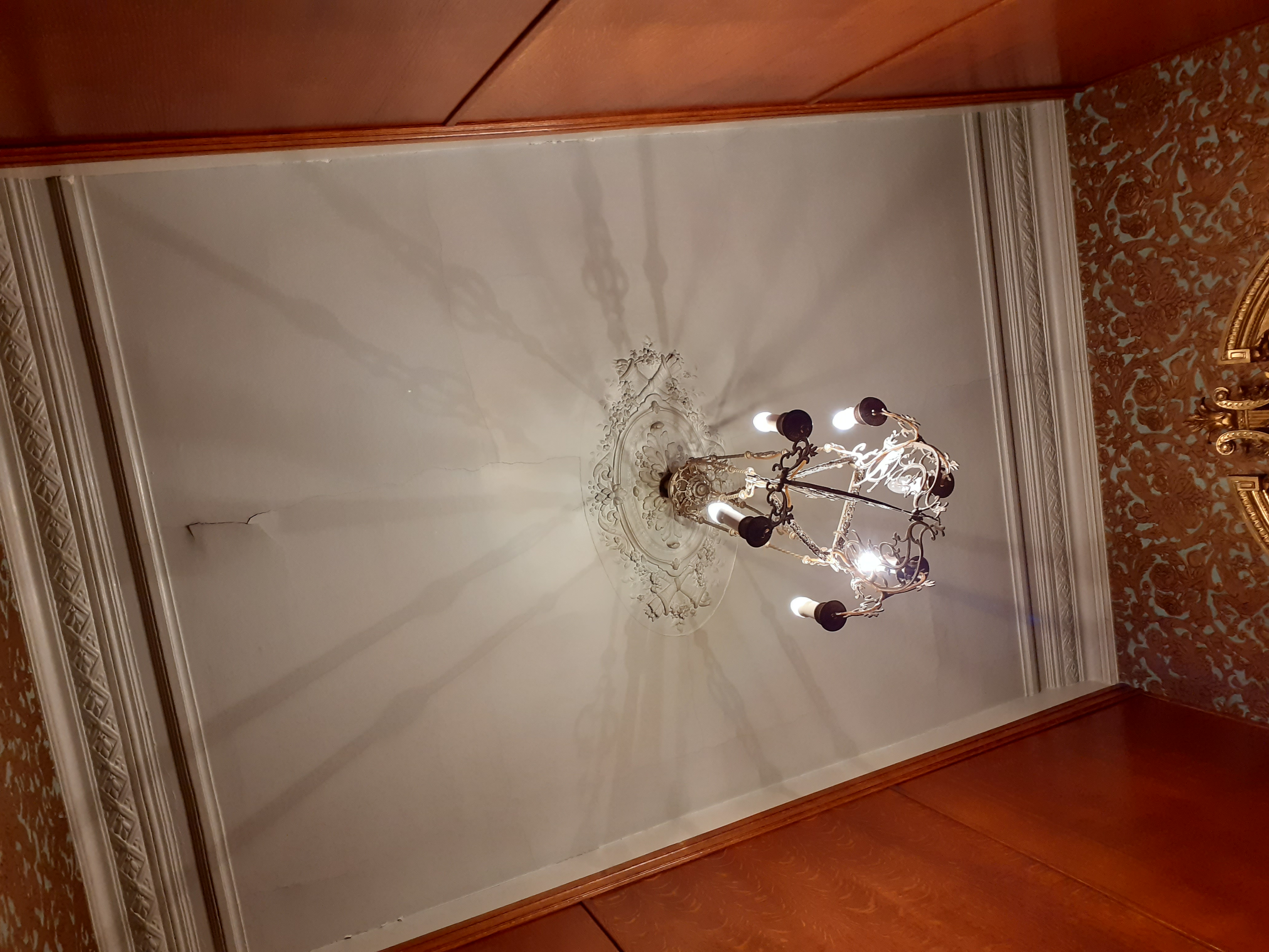 Avant la restauration complète du plafond d'une maison de maître à Schaerbeek 