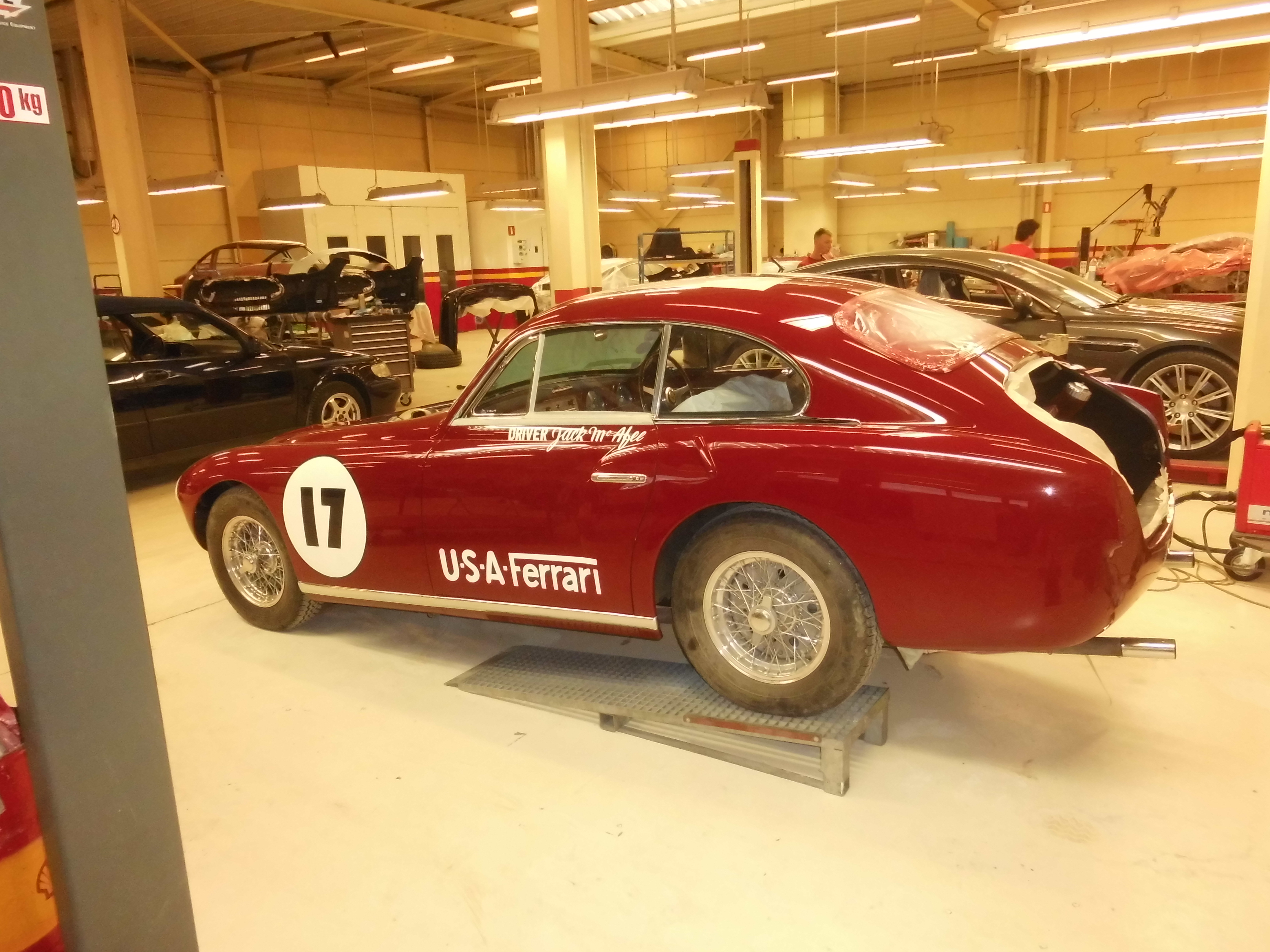 Restauration des numéros et lettrage à l'identique de l'originale sur une Ferrari de collection