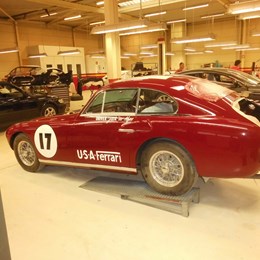 Restauration des numéros et lettrage à l'identique de l'originale sur une Ferrari de collection