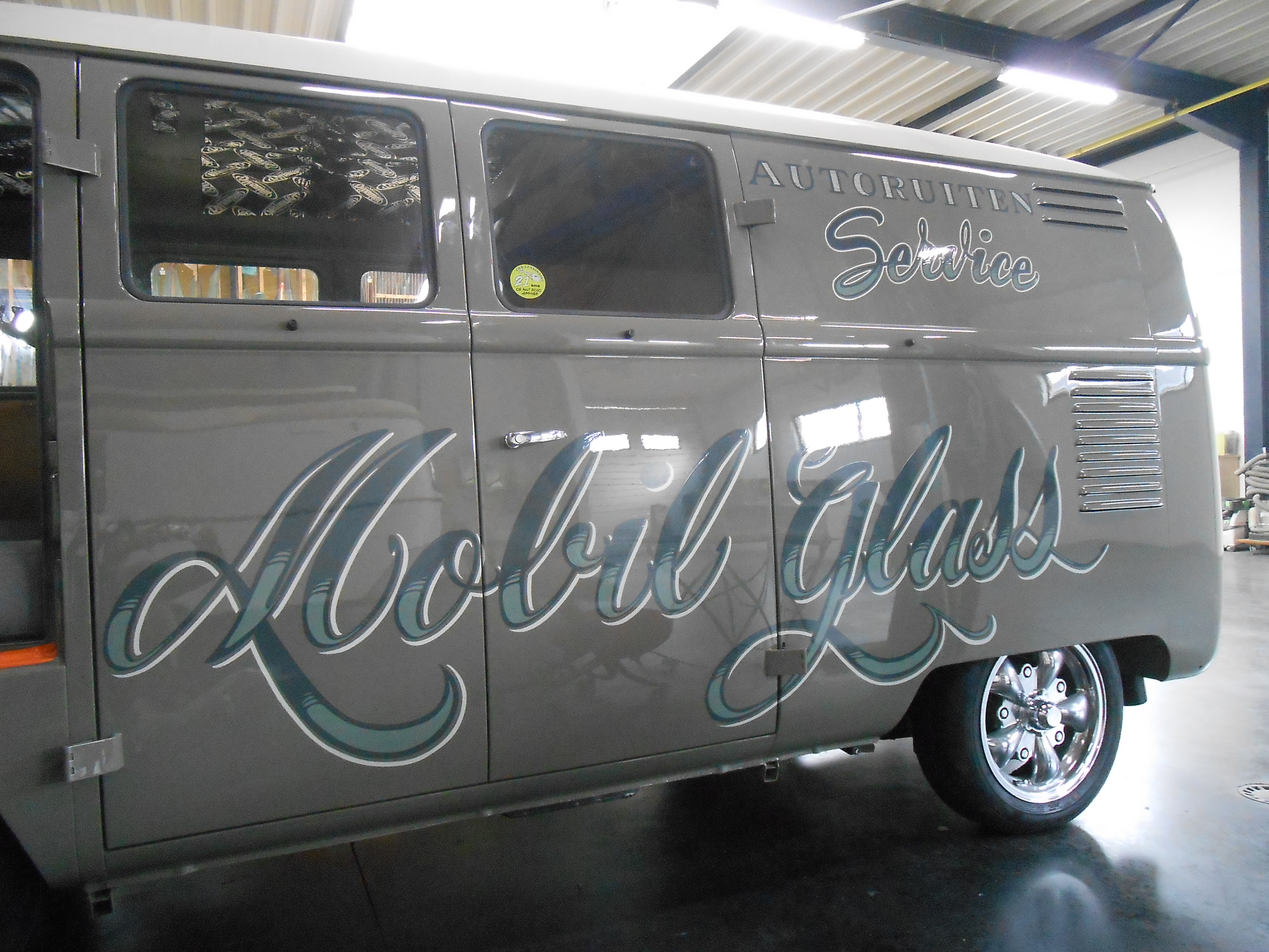 Lettrage publicitaire sur un VW T1. Mobil Glass à Ternat