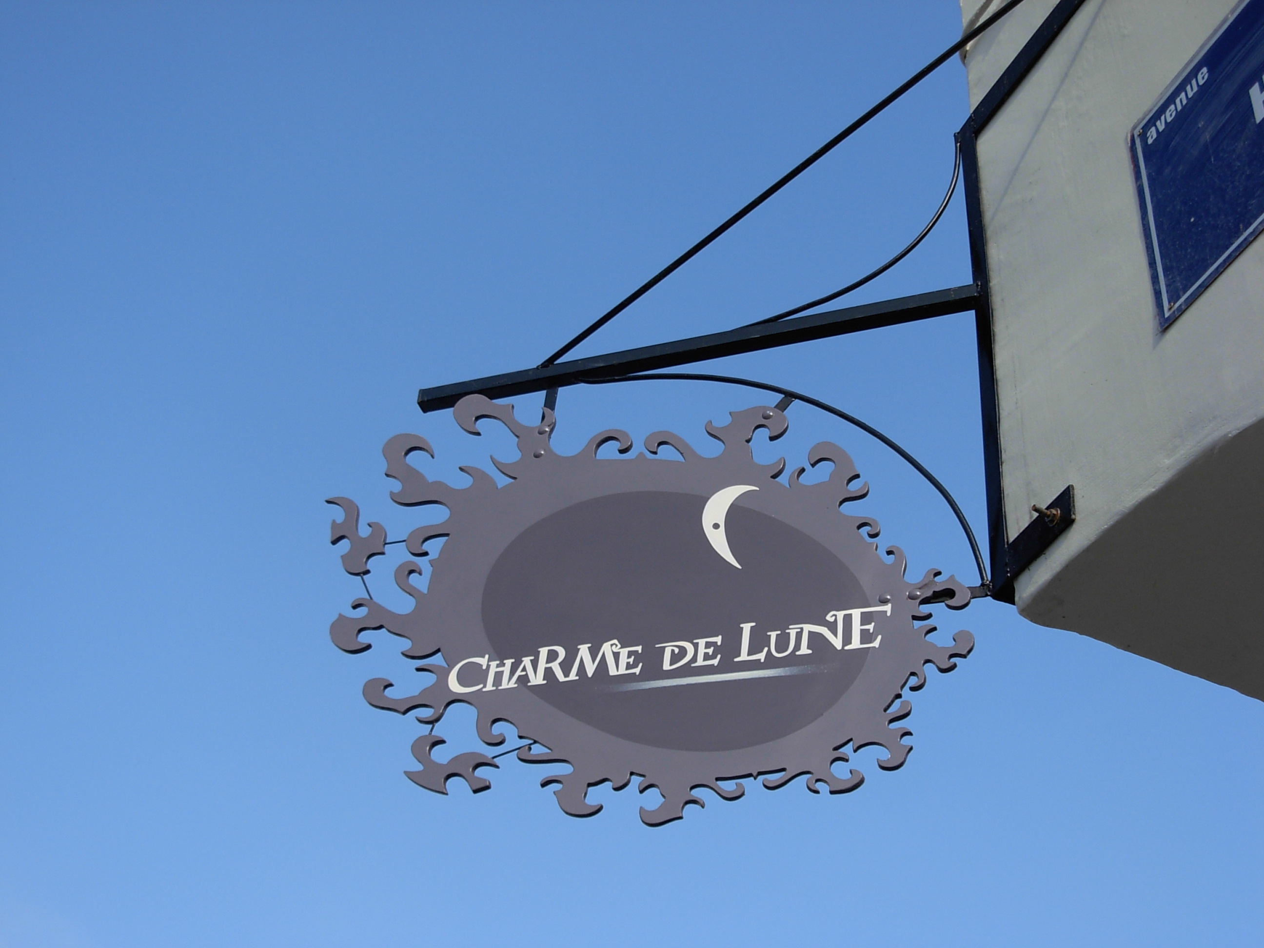 Potence suspendue en bois et métal. Boutique de lingerie - Charme de Lune - Uccle