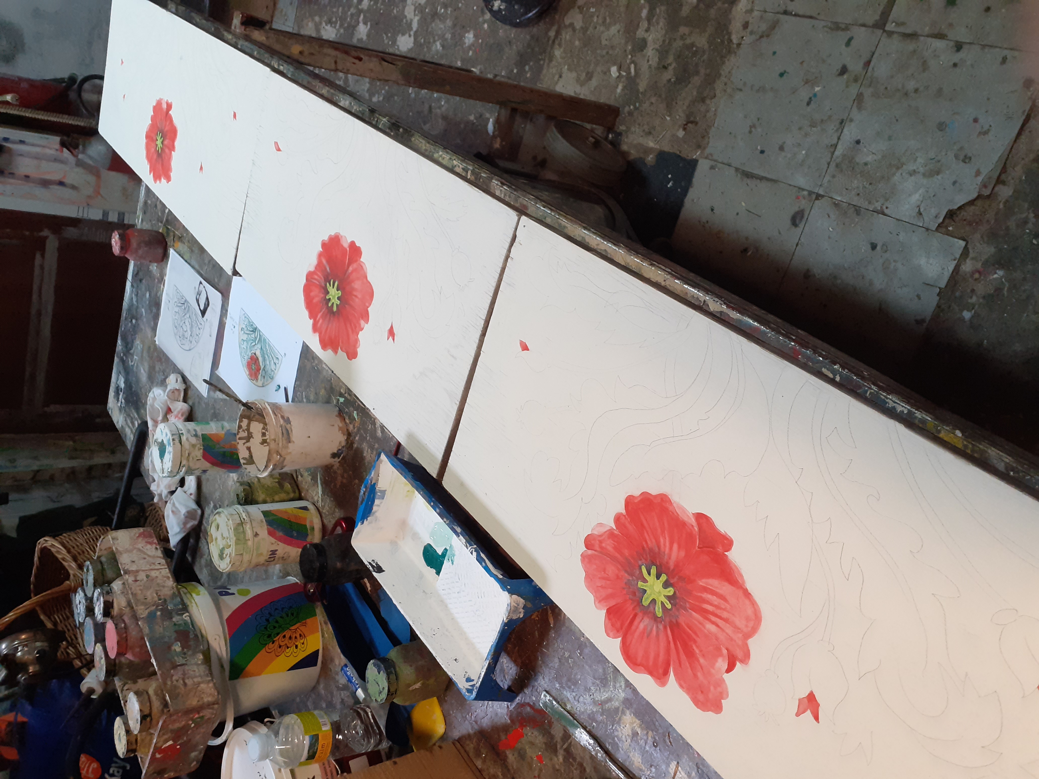 Début de la peinture sur les panneaux en chêne