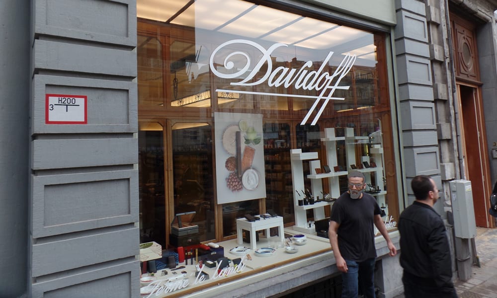 Logo peint sur vitrine - Davidoff - Lettrage sur vitrine à l'émail - Passage du Nord - 1000 Bruxelles