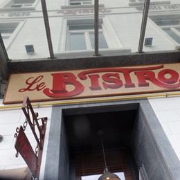 Lettrage sur panneau publicitaire et imitation de plaques émaillées sur panneaux - Le Bistro - 1000 Bruxelles