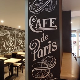 Lettrage à la craie sur panneau noir - Lettrage Chalk Line - Café de Paris - Waterloo