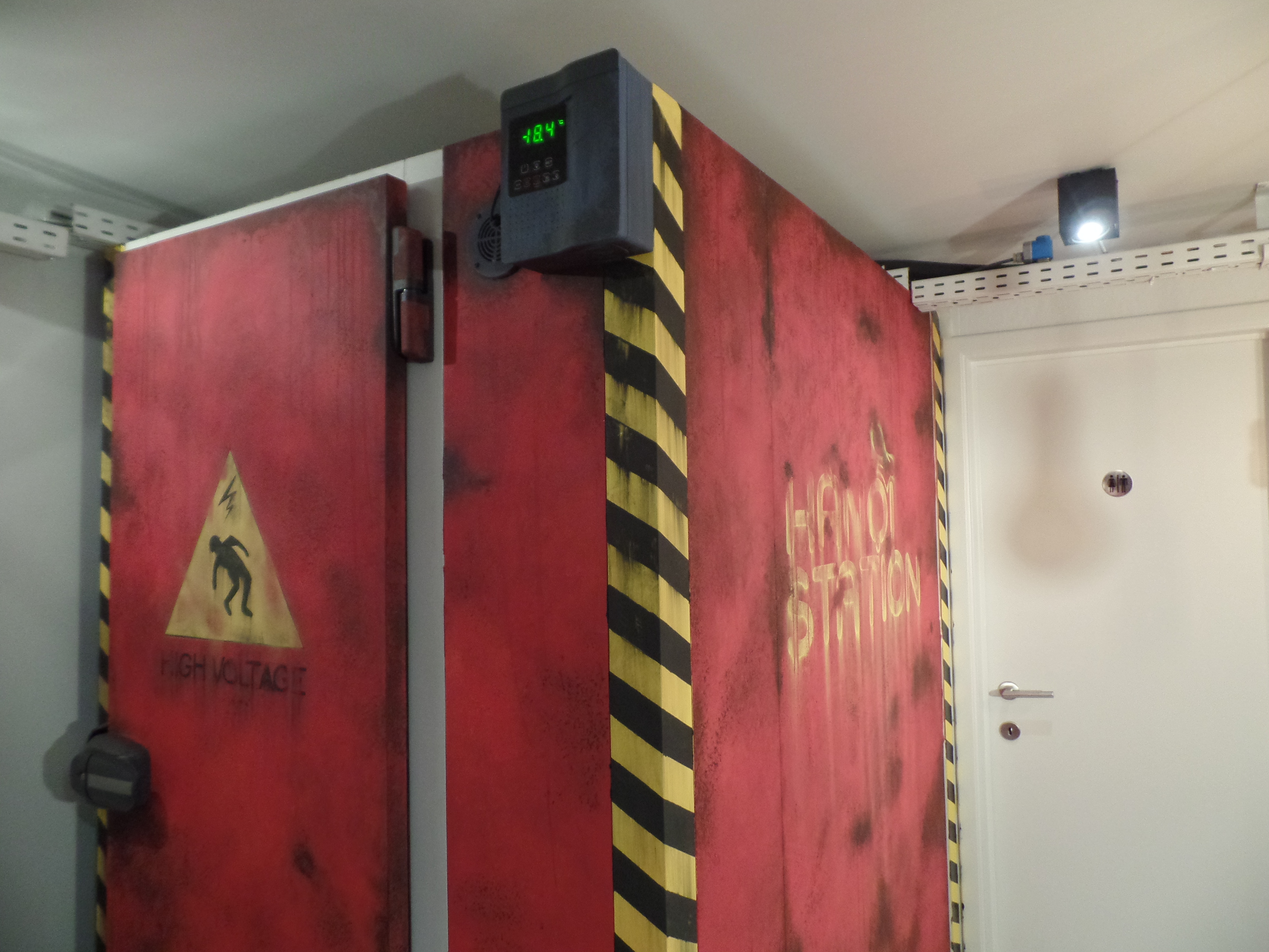 Customisation, fausse rouille, d'une armoire frigorifique dans un restaurant. Hanoï Station à Woluwe-Saint-Lambert