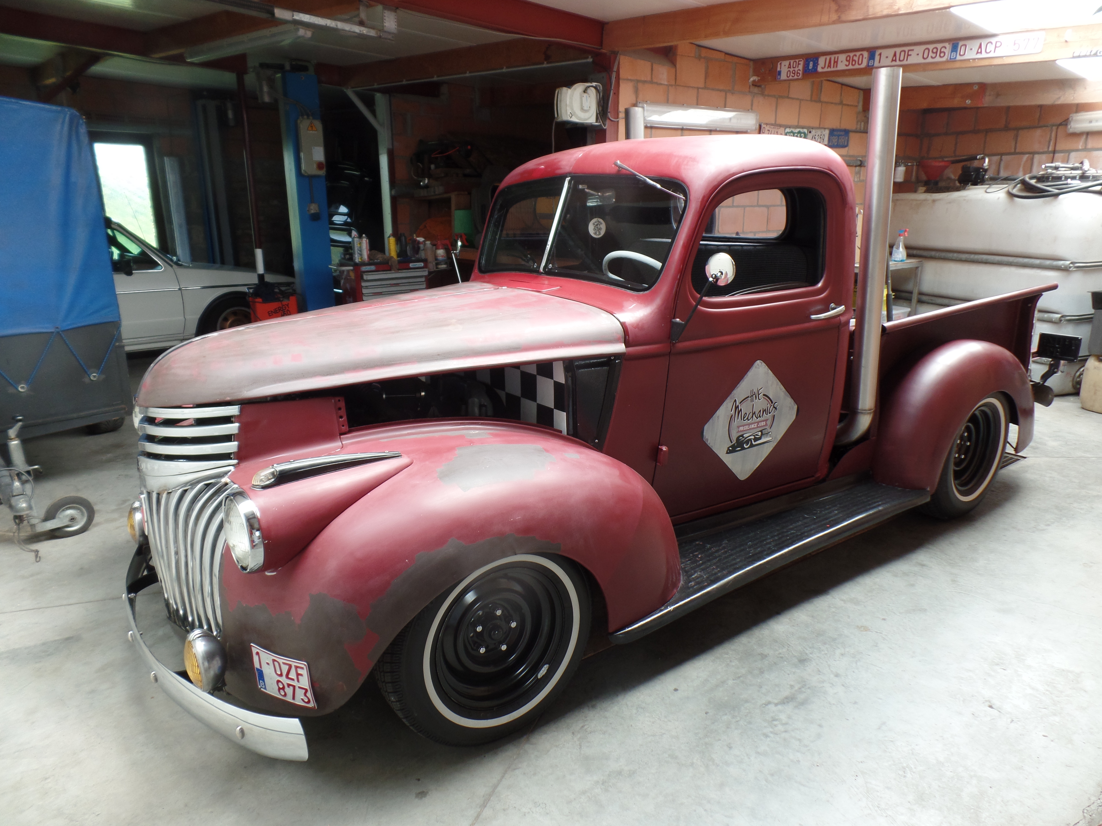 Reproduction du logo de la firme, patiné et vieilli pour ce Chevrolet des années 40. HVE Mécanics