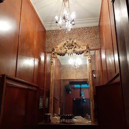Avant la restauration complète du plafond et du miroir d'une maison de maître à Schaerbeek 