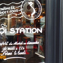 Lettrage peint sur vitrine - Hanoï Station - Street Food - Woluwe-Saint-Lambert