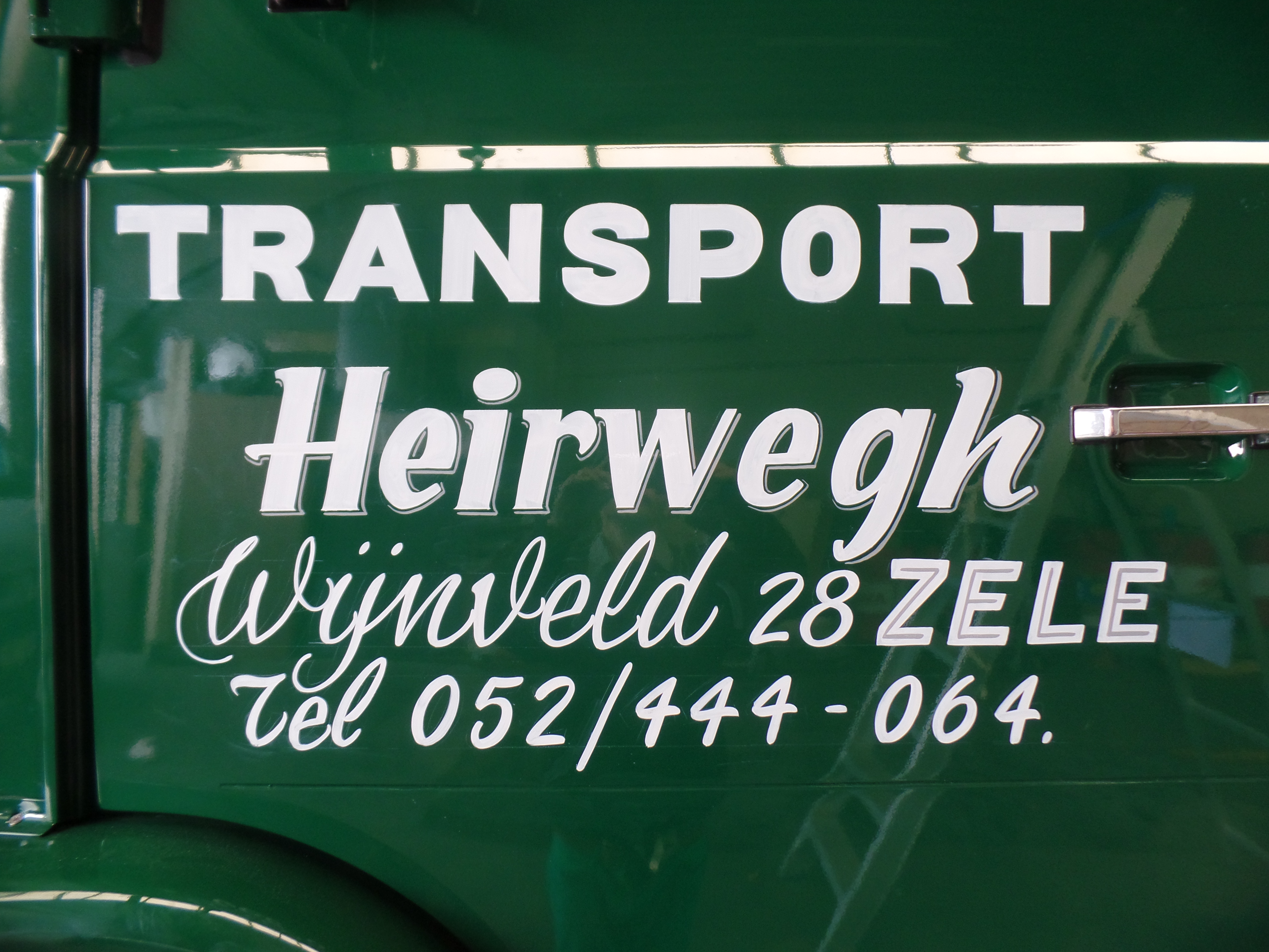 Lettrage  publicitaire  sur  un camion  de collection à Zele