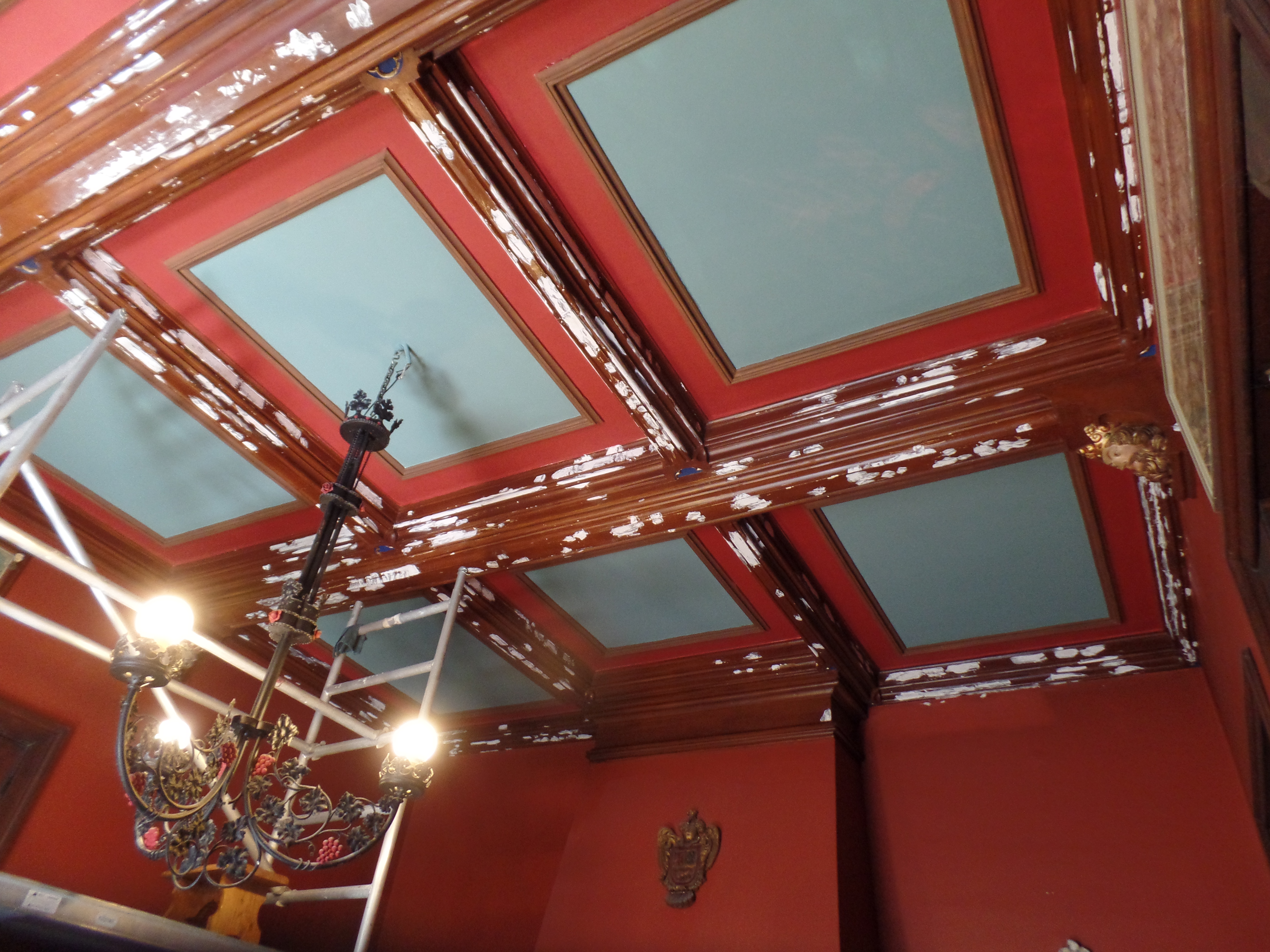 Avant la restauration complète du plafond d'une maison de maître à Schaerbeek 