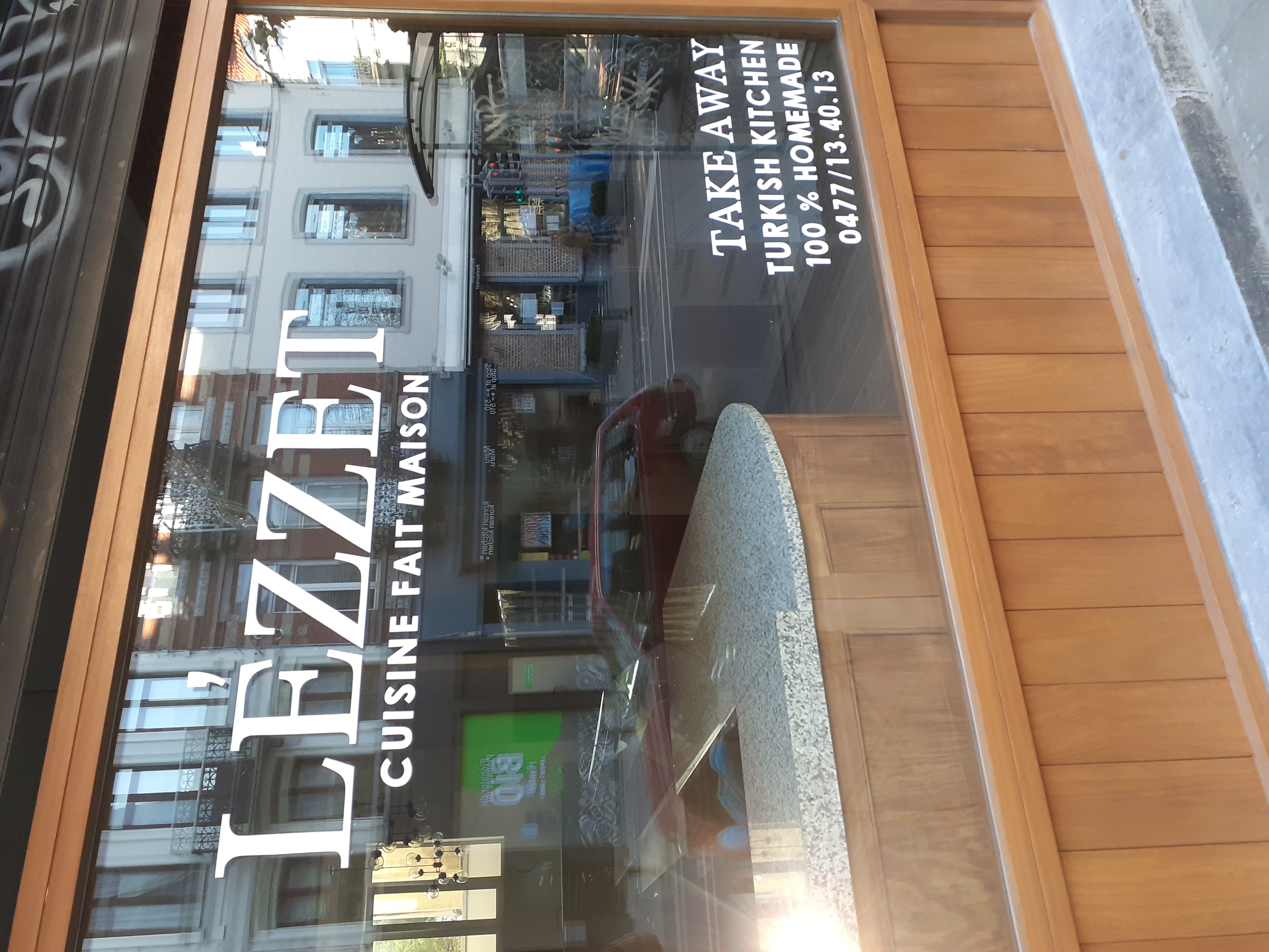 Lettrage peint sur vitrine - Restaurant Lézzet - Ixelles