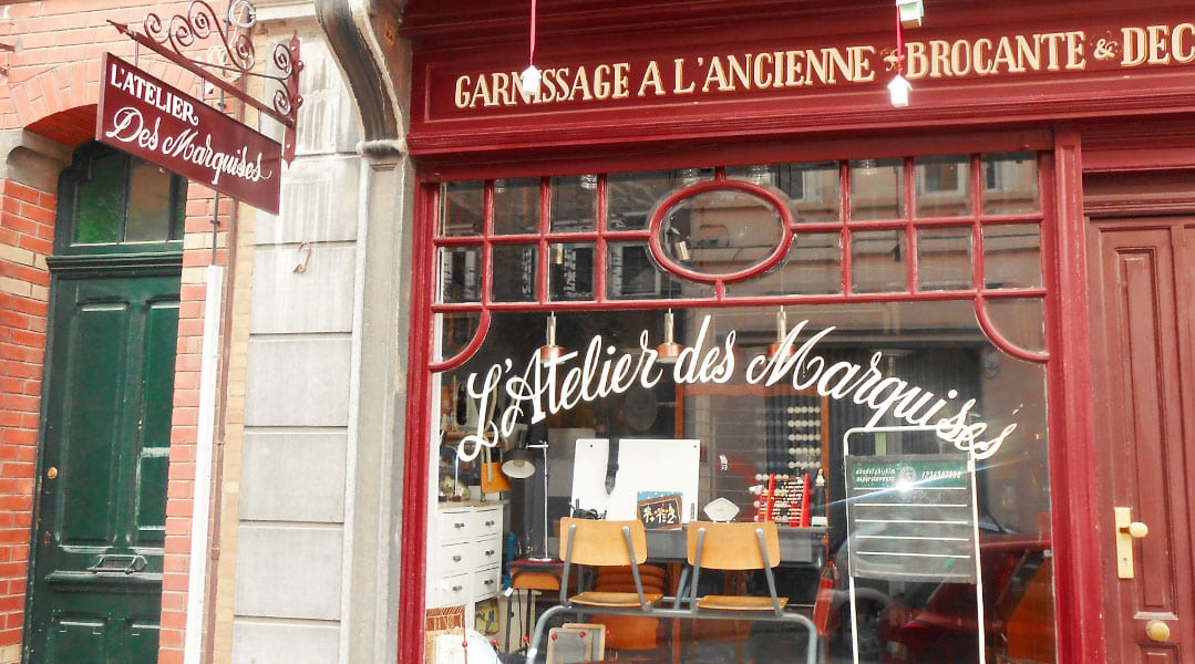 Lettrage peint à la main - L'Atelier des Marquises - Atelier de garnissage et petite brocante - Auderghem