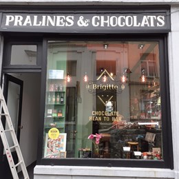 Lettrage doré sur panneaux de façade - Chocolat Brigitte - 1050 Bruxelles