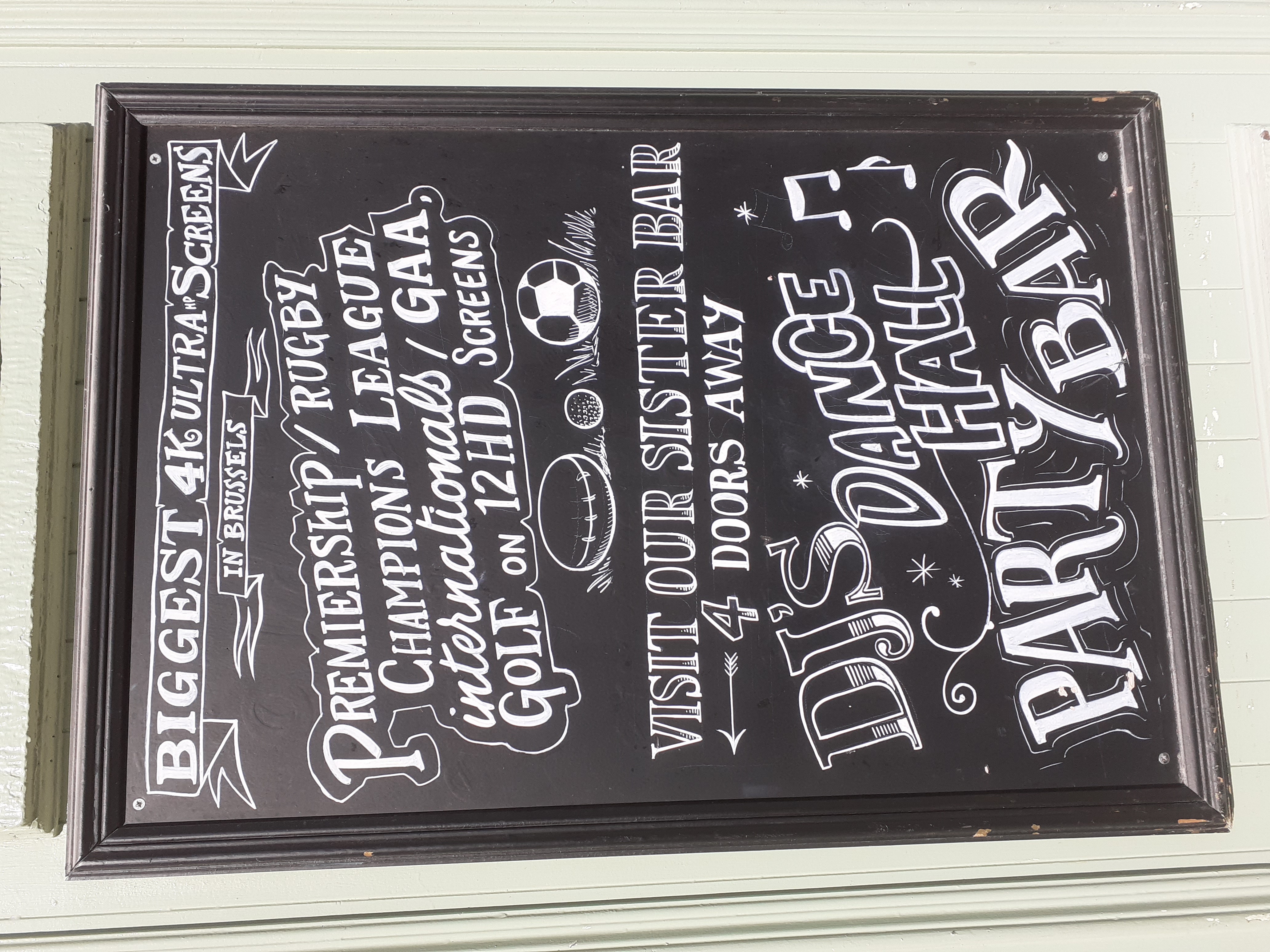 Lettrage au marqueur Chalk Line sur panneau noir - Pub Irlandais O'Reilly'S (à la Bourse) - Bruxelles