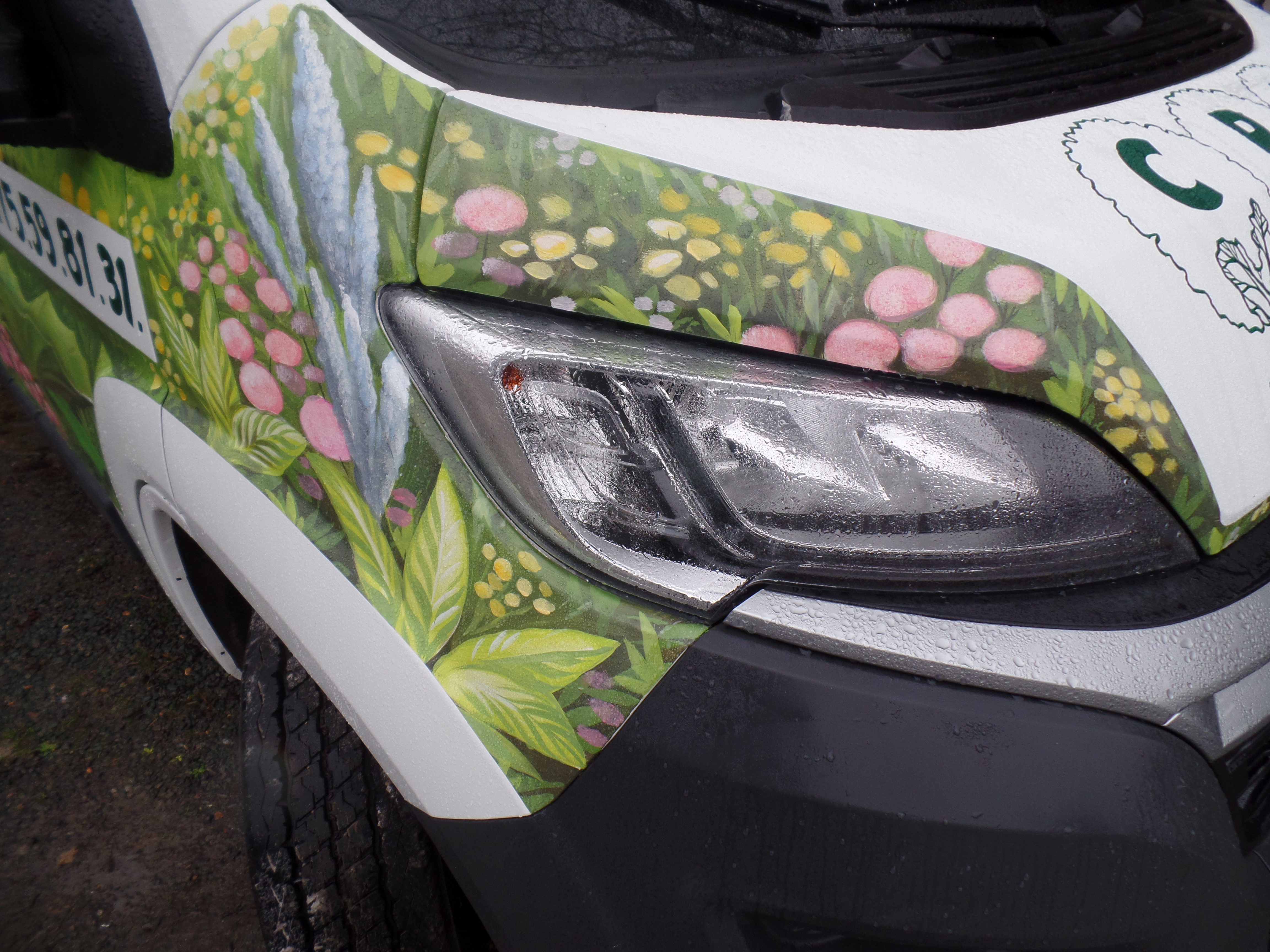 Création et réalisation d'une peinture publicitaire sur carrosserie d'une camionnette Citroën. C.P.M Garden à Anderlecht