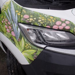 Création et réalisation d'une peinture publicitaire sur carrosserie d'une camionnette Citroën. C.P.M Garden à Anderlecht