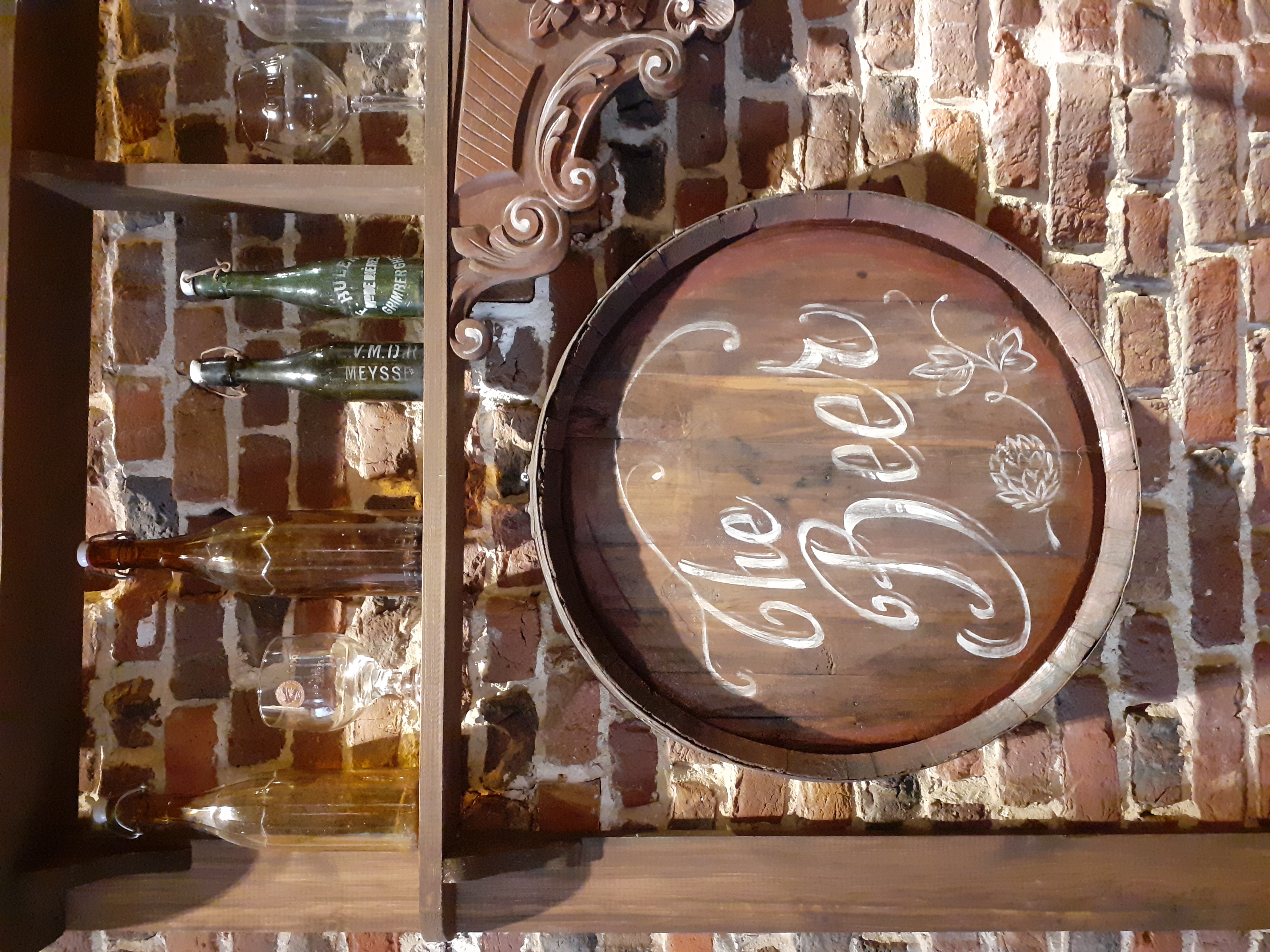 Tonneaux coupés en deux avec une fausse étagère, donnant du relief