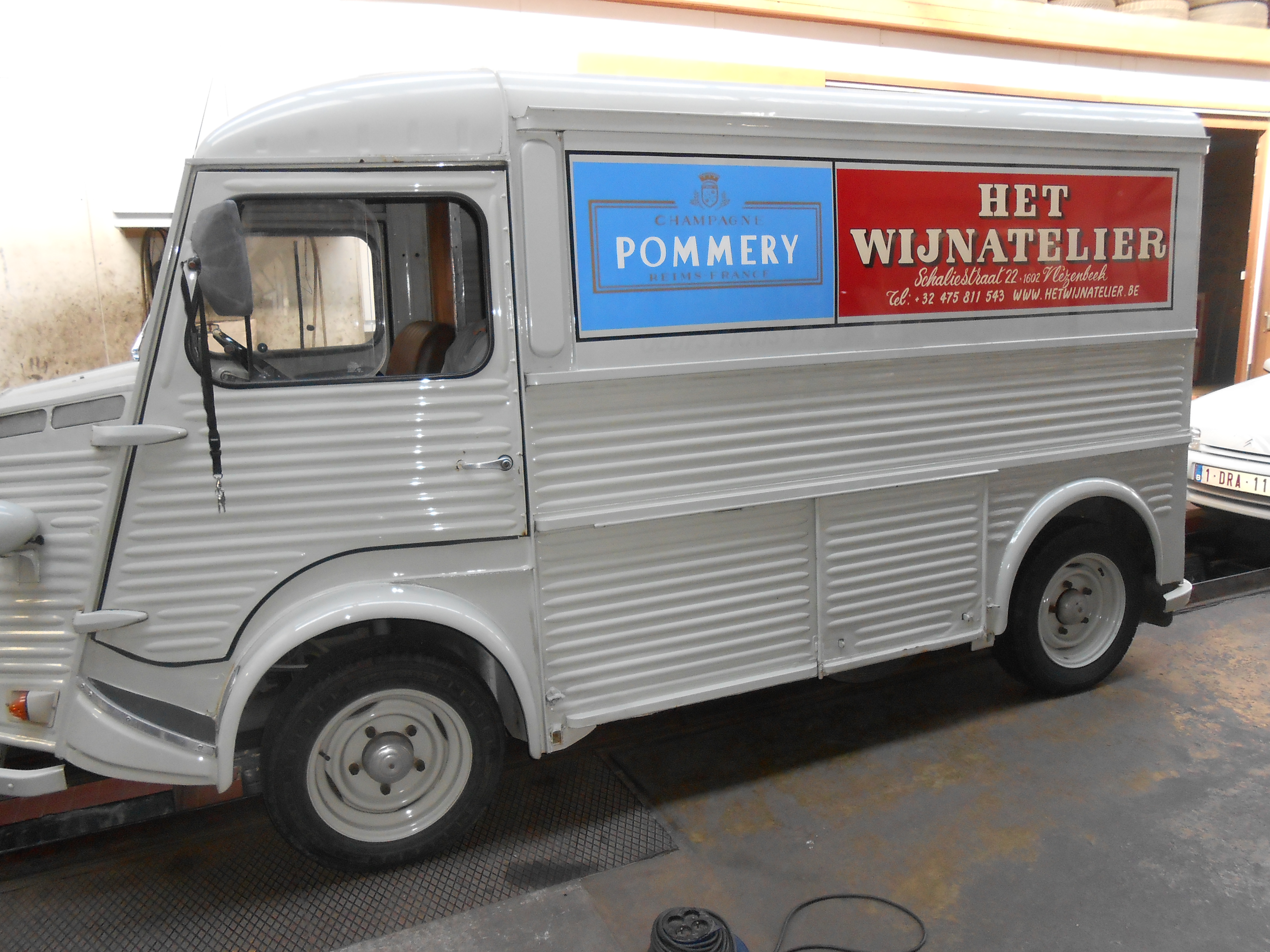 Lettrage publicitaire sur une camionnette Citroën HY. Food Truck à Vlezenbeek