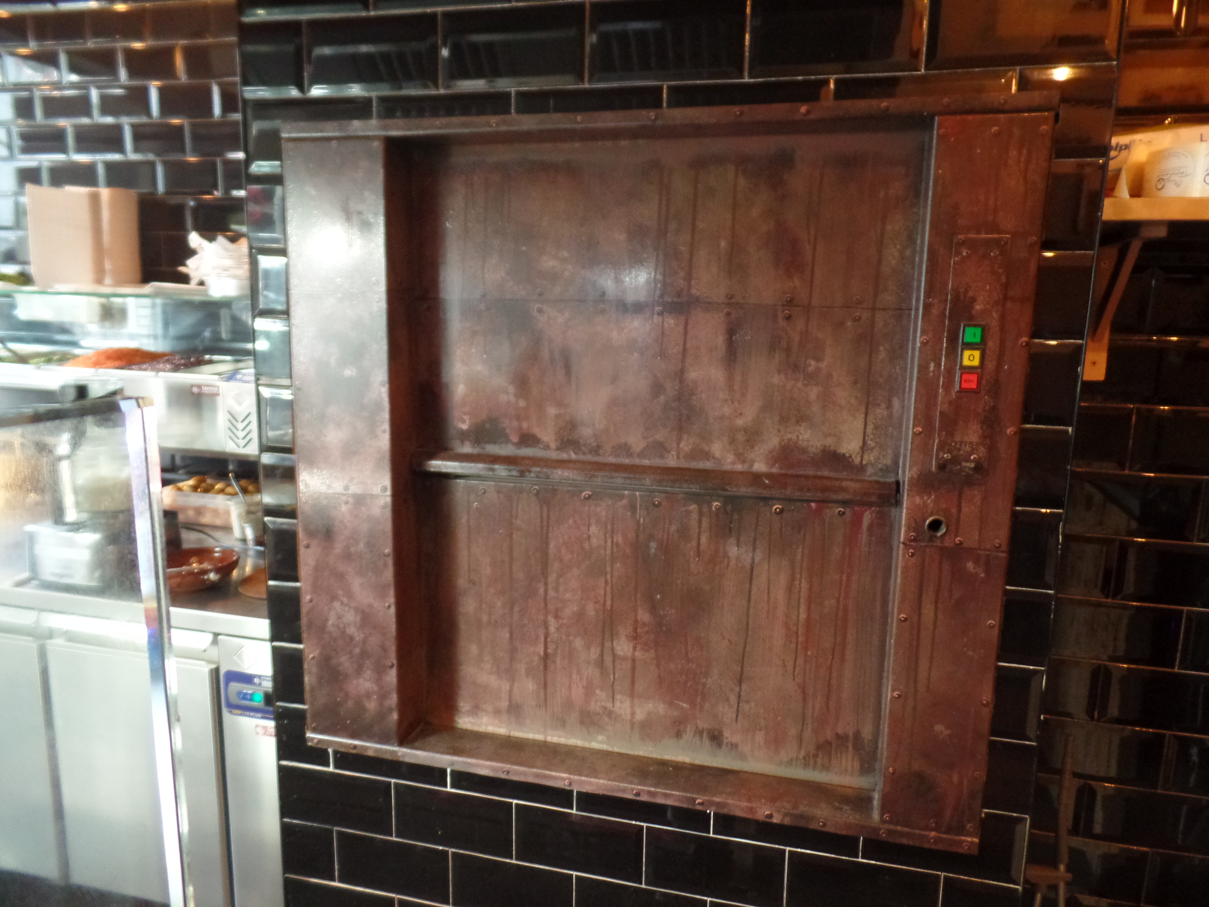 Fausse rouille peinte sur un passe plat d'un restaurant. My Tannour à Ixelles.