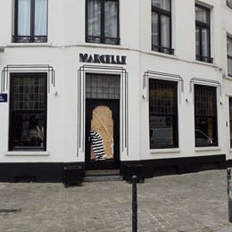 Logo et Ligne (style Art Déco) peints sur le mur - Bar Marcelle - 1000 Bruxelles