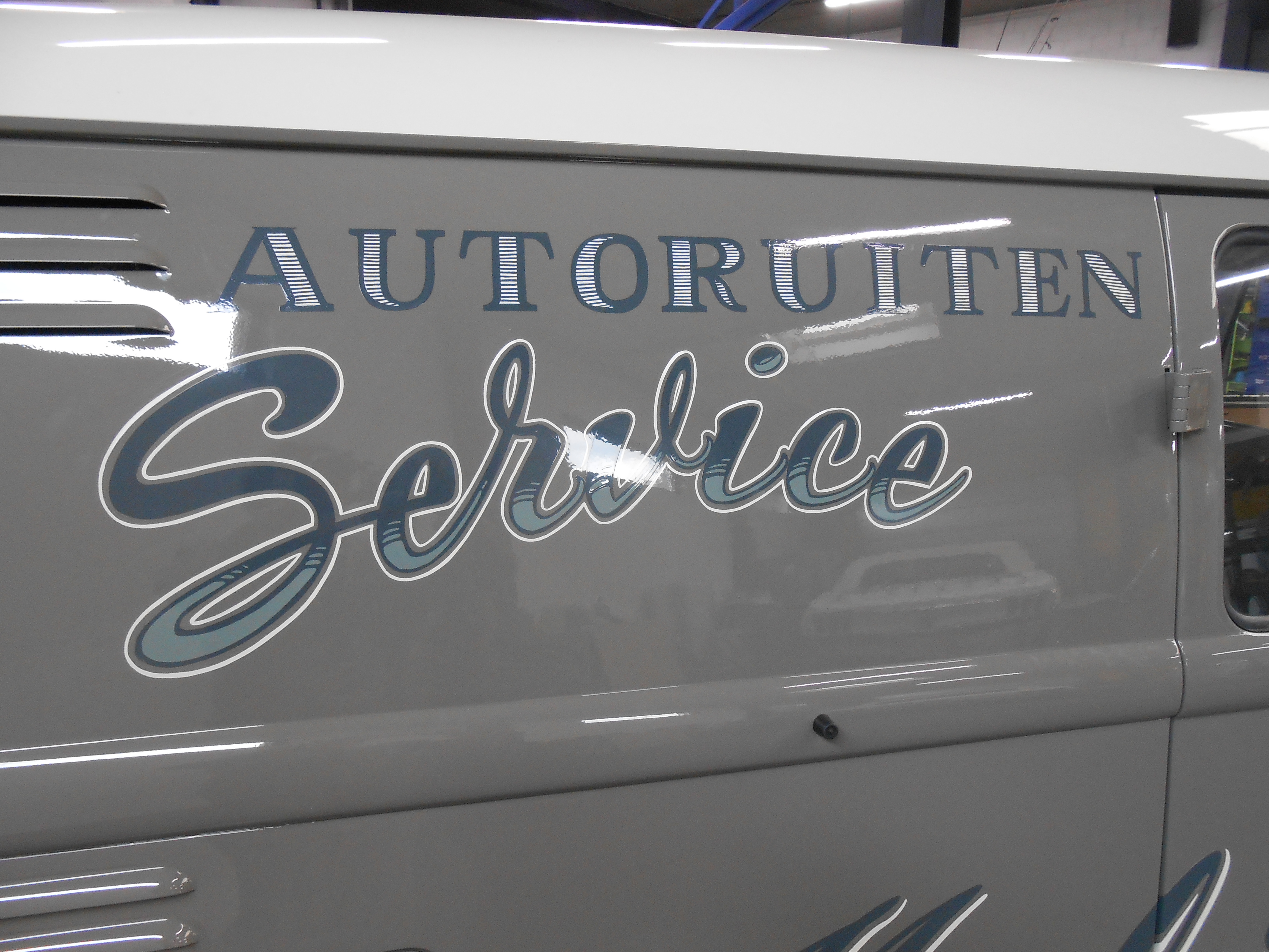 Lettrage publicitaire sur un VW T1. Mobil Glass à Ternat