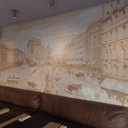 Fresque murale, place de Brouckère, en 1920 d’après 3 gravures et mise en perspective unique. Restaurant Le Grill à Evere